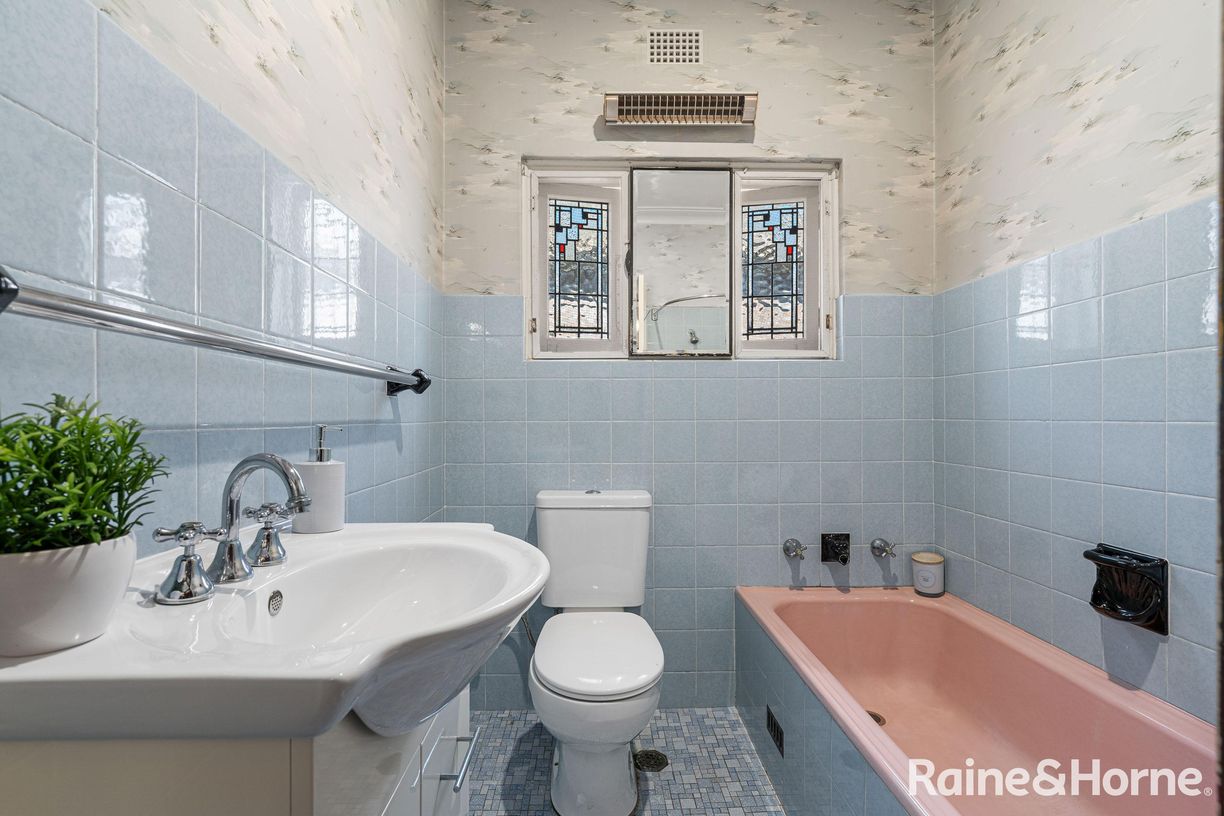 15 Bardwell Crescent — photo 8 of 11