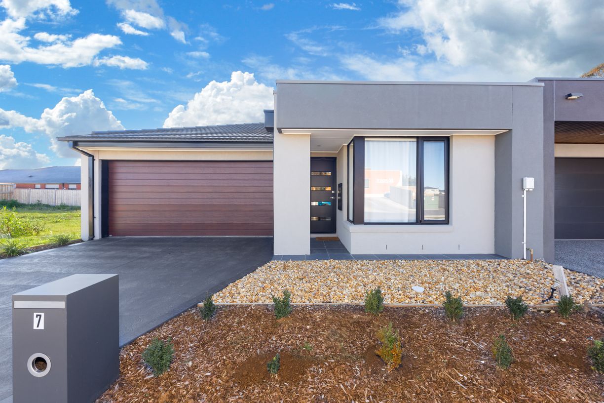 7 Touriga Circuit — photo from Raine & Horne Sunbury