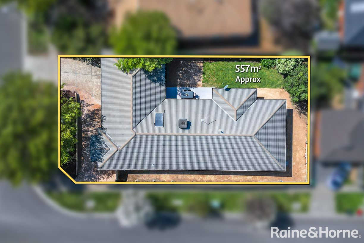 29 Fingleton Crescent — photo 3 of 17