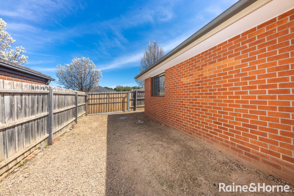 29 Fingleton Crescent — photo 16 of 17