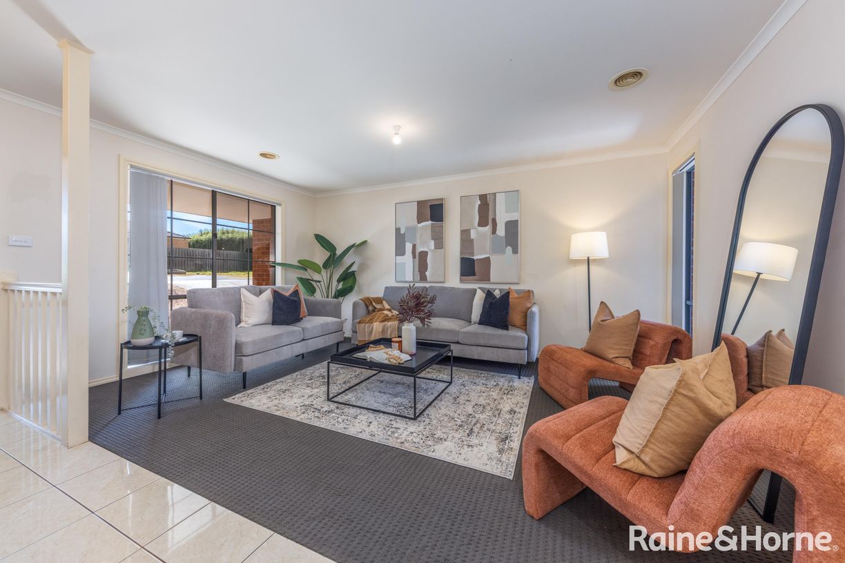 29 Fingleton Crescent — photo 4 of 17