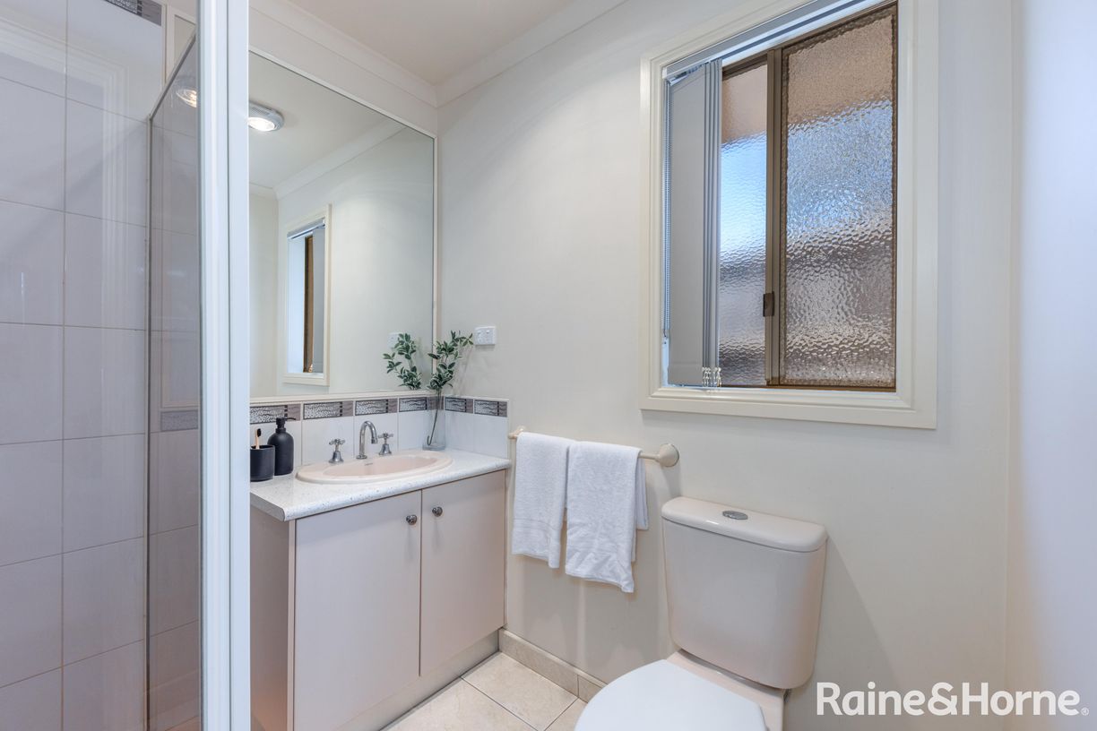 29 Fingleton Crescent — photo 10 of 17