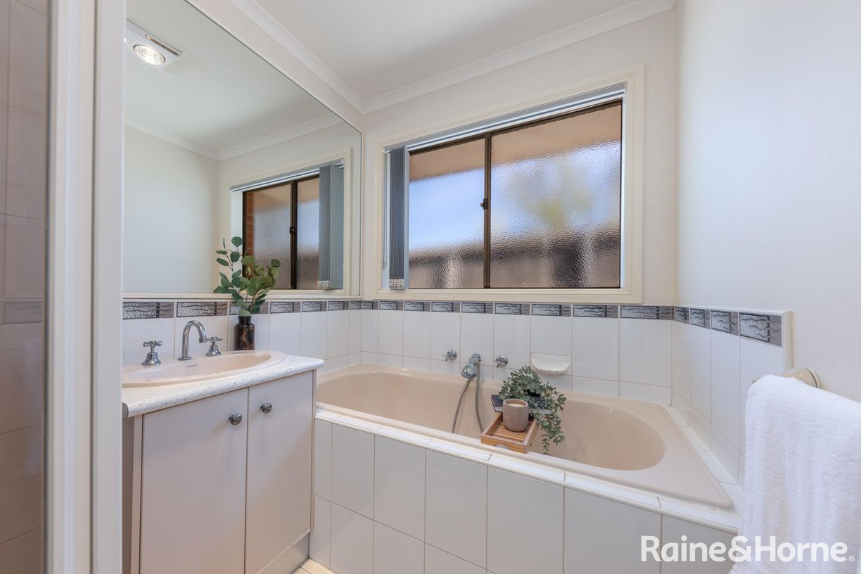 29 Fingleton Crescent — photo 12 of 17