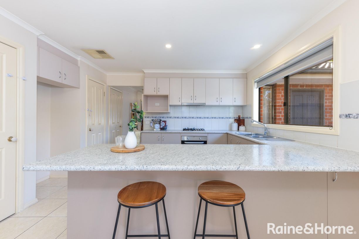 29 Fingleton Crescent — photo 5 of 17