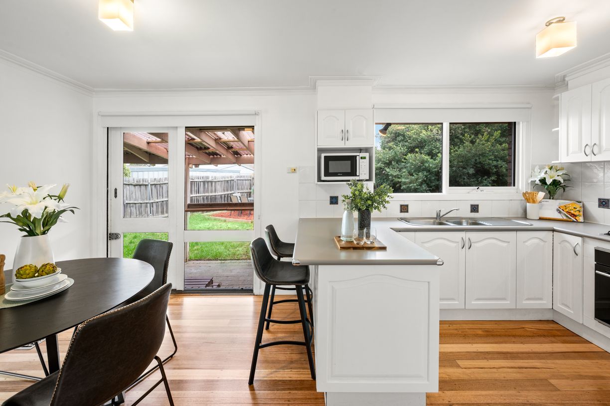 13 Deakin Street — photo 5 of 18