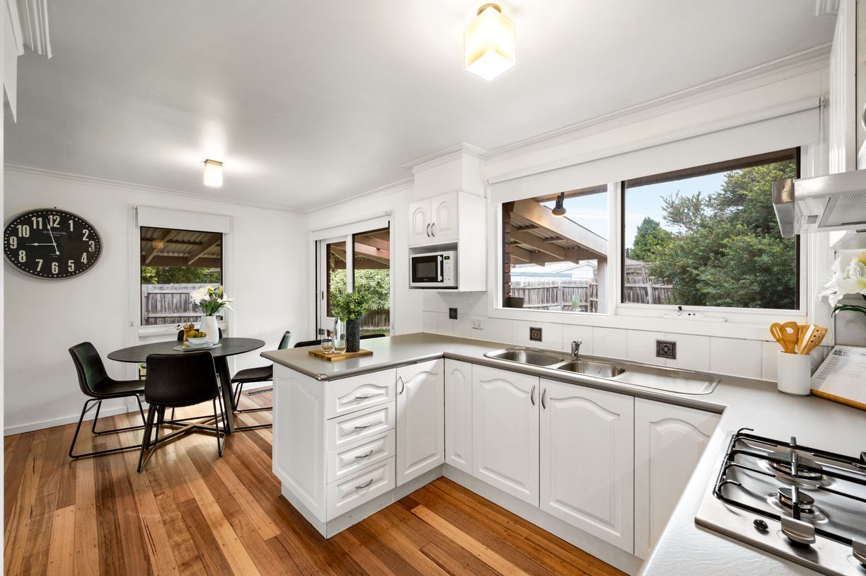 13 Deakin Street — photo 8 of 18