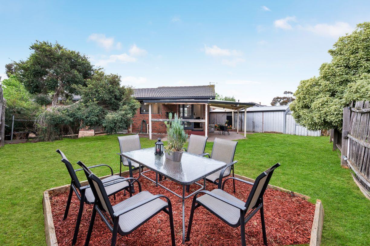 13 Deakin Street — photo 17 of 18