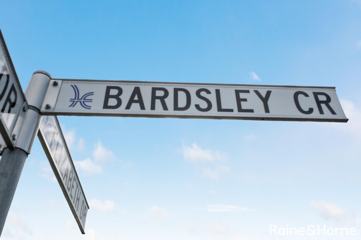 10 Bardsley Crescent — photo 6 of 6