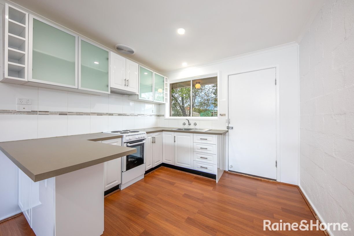 2/25 Worcester Road — photo 3 of 14