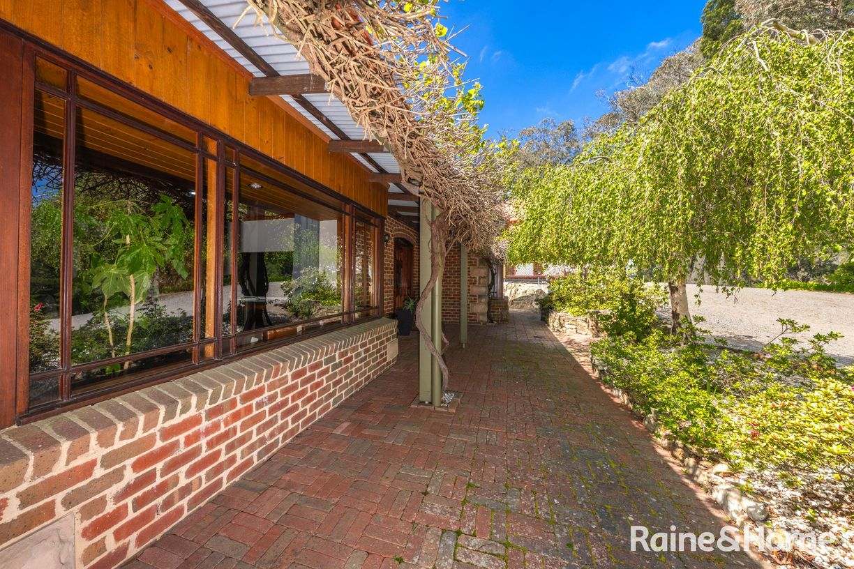 61 Outawood Rise — photo 3 of 23