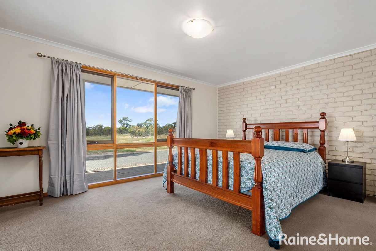 147 Racecourse Road — photo 8 of 24