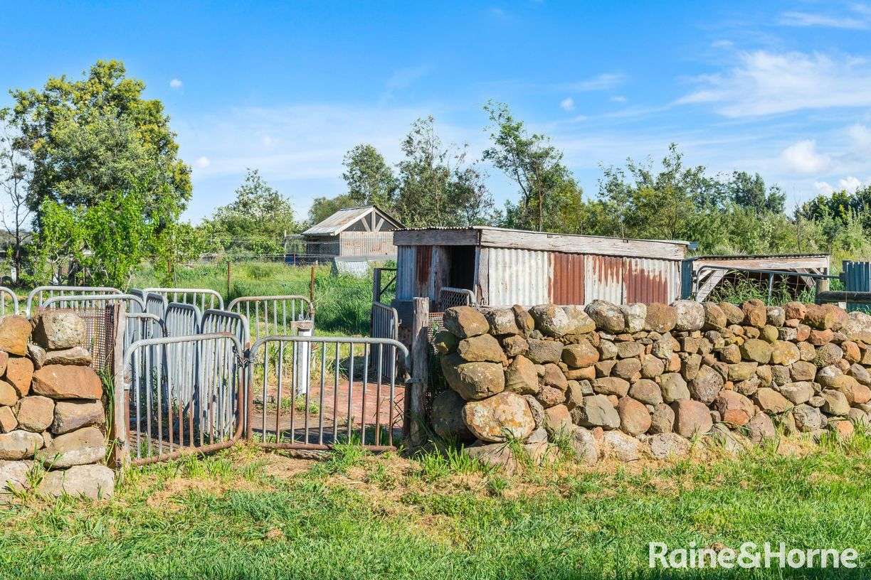 27 Fiddlers Green Road — photo 19 of 28