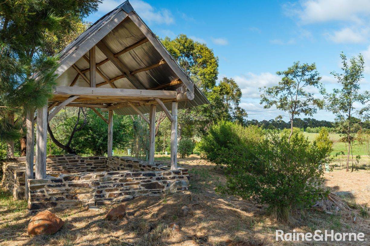27 Fiddlers Green Road — photo 17 of 28