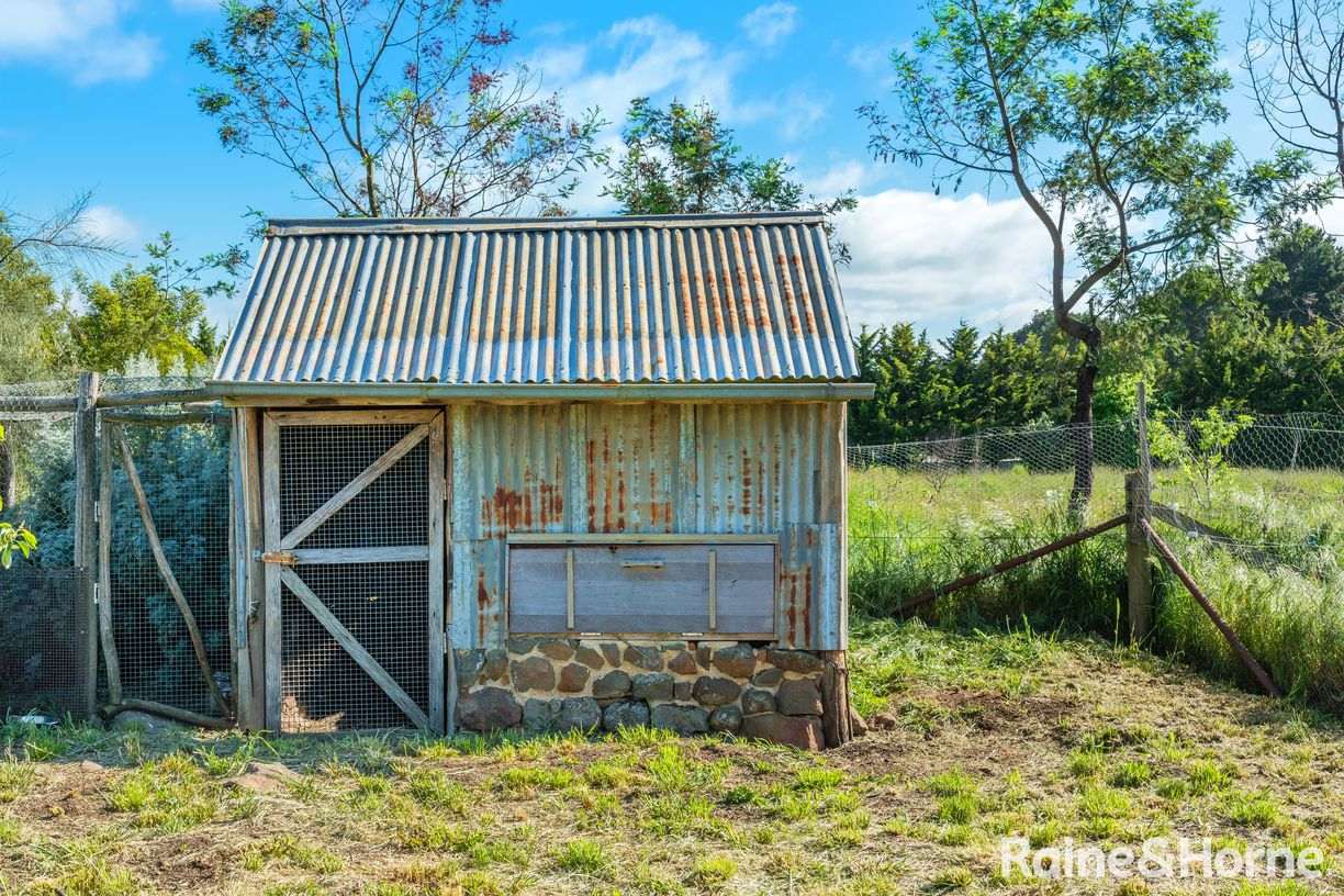 27 Fiddlers Green Road — photo 15 of 28