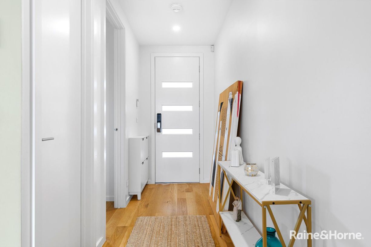 5/8 Hillside Crescent — photo 6 of 14