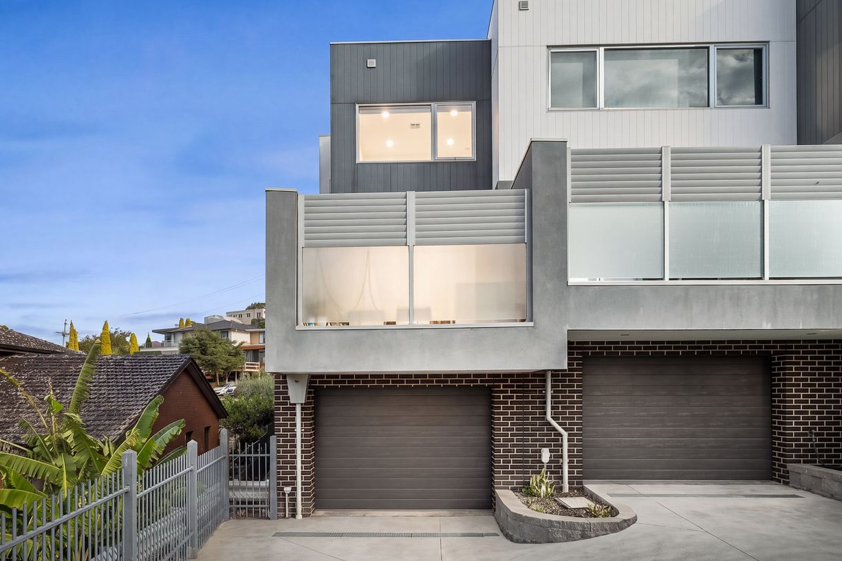 5/8 Hillside Crescent — photo 2 of 14
