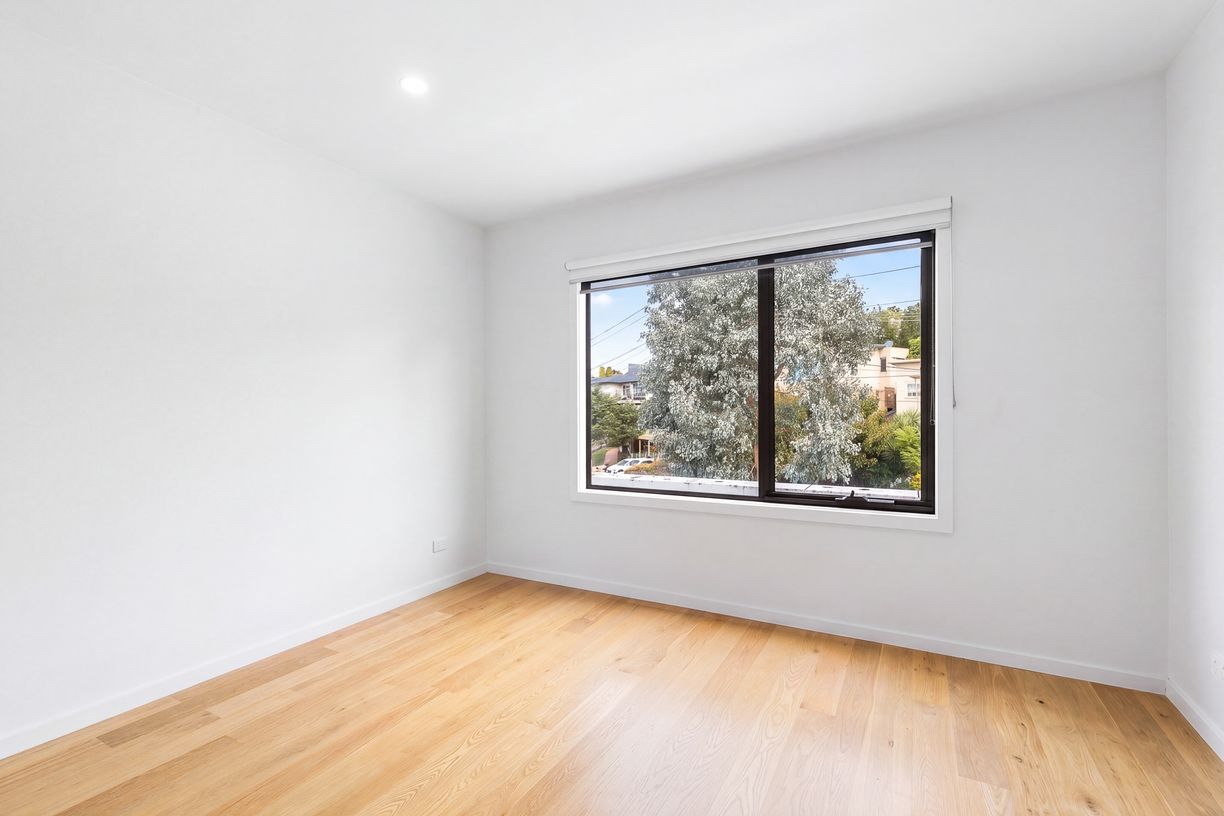 5/8 Hillside Crescent — photo 11 of 14